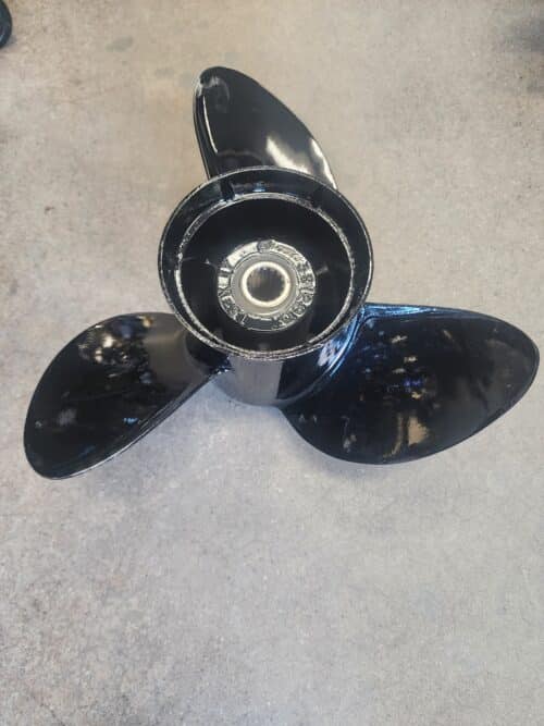 Reconditioned 15 X 17 3 Blade Stainless Steel, Right Hand, Evinrude 391290, painted